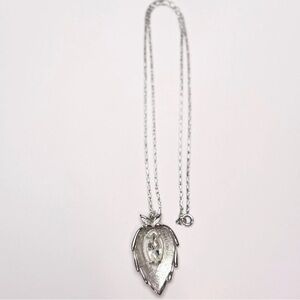 💕2/$30 Sarah Coventry Silver Leaf Pendant Necklace with Clear Stone